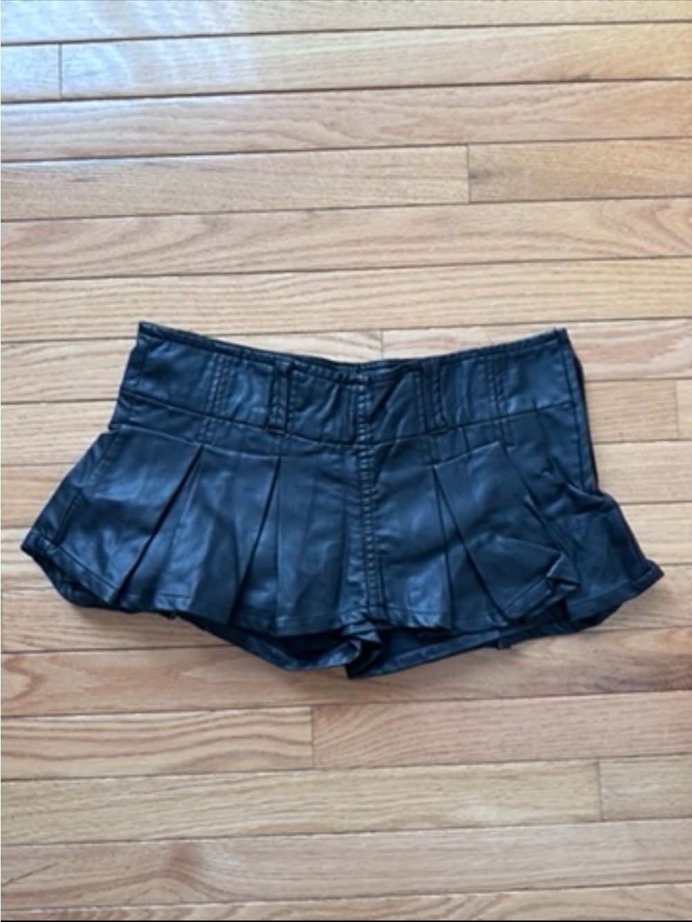 NEW FREE PEOPLE BLACK VEGAN FAUX LEATHER PLEATED MICRO MINI SKORT SKIRT SZ 4
